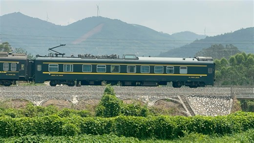 K9314次列车尾挂接触网检测车999456返回南宁
