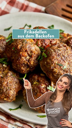 Saftige Ofen-Frikadellen 😍 ✨ 📌Mit Rezept Die köstlichen Frikadellen aus dem Backofen – so einfach und blitzschnell selbst gemacht, einfach fantastisch! Schluss mit den langen Minuten am Herd, in denen du ständig vor der Pfanne stehen musstest. 🗒️ Unsere Zutaten: **Für die Frikadellen:** 2 mittelgroße Zwiebeln 2 Knoblauchzehen 500 g gemischtes Hackfleisch 50 g Paniermehl (oder Semmelbrösel) 1 TL Salz ¼ TL schwarzer Pfeffer aus der Mühle 1 TL Paprikapulver 2 Eier 1 Bd. Petersilie **Außerdem:** 