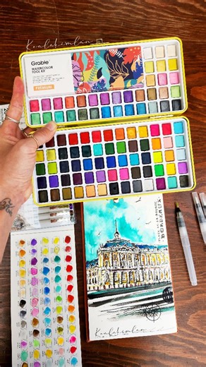 🌙 Mareva | K i m L a n on Instagram: "✨️🖌 GRABIE WATERCOLORS Découverte sympathique de cette boîte aquarelle Grabie. Je ne connaissais pas du tout la marque ! C’est un produit abordable, plutôt pratique pour les débutants qui souhaitent se lancer. Beaucoup de teintes déjà préparées. Les pigments réagissent bien sur un bon papier. A voir sur la durée dans le temps. Jolie boîte ! Pour découvrir l’aquarelle avec une première approche facile, je pense que c’est adapté. Pratique ludique ! Mais si l