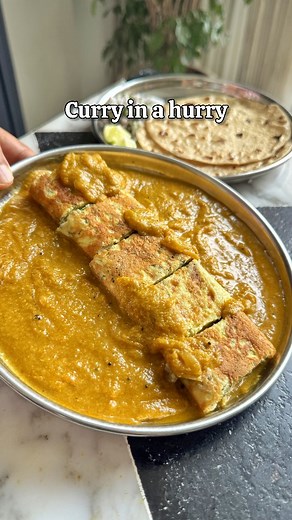 In a hurry? Do not worry! Here is a quick curry! Blend everything first without chopping too much and have a go at it. For a lazy, mildly low effort cooking session this Rolled Omelette curry or you can add potatoes or paneer, it is pretty Delishaaas. Will you make this easy one? . . *Rolled Omelette Curry* . 100g Madras onions 2 Green chilies 8 Garlic cloves 1 inch Ginger 1 tbsp Coriander seeds 1 tsp Black peppercorns A few mint leaves A handful of Coriander leaves 1 Tomato, diced Blend into a 