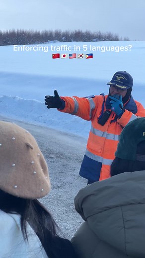 Meet the traffic guide who’s breaking language barriers! 🚦🌍 From Japanese to Chinese, English to Filipino, and Korean – this guide knows how to get the message across! When it comes to Korean, the expression used to tell someone to move out of the way is ”비켜” (Bikyeo), but be careful! It’s a casual, sometimes abrupt way to say ‘move’ – perfect for close friends, but not ideal in formal situations. So, if you want to be polite, you’d want to say ”길을 비켜 주세요” (Gireul bikyeo juseyo), which means ‘