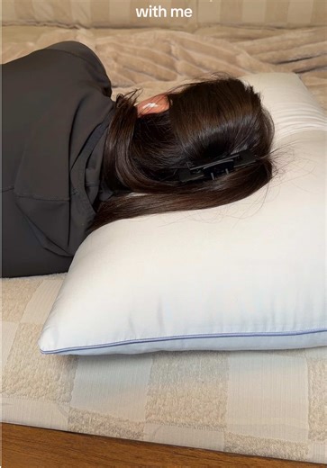 When they say hotel quality, they mean top tier. This thing is so soft and cozy. I’m a side sleeper mostly and it felt like the perfect amount of density to hold my head and not kink my neck while also feeling like laying on a cloud. #mellow #pillow #hotelpillows #sidesleeper #pillows @Mellow Sleep