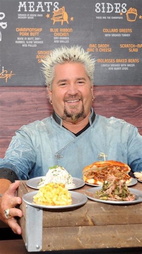 SPICE BUDDHA | 100+ Memes On 10+ Pages 𝟮𝟰/𝟳🪷 on Instagram: "日本利用压电瓷砖将脚步转化为电能。这些瓷砖捕捉来自你脚步的动能。当你行走时，你的重量和动作会对瓷砖产生压力。瓷砖会轻微弯曲，从而产生机械应力。瓷砖内部的压电材料将这种应力转化为电能。每一步都会产生少量电荷，而数百万步结合在一起就能产生足够的电力来驱动LED 灯、数字显示屏和传感器。在像涩谷车站这样繁忙的地方，每天大约有240万个脚步为这一系统作出贡献。这些电能可以被储存或立即使用，从而减少对传统电力来源的依赖，并支持可持续的城市基础设施。这种方法将日常运动转化为实用的可再生能源 ＃日本#知识#事实＃你知道吗 #推荐 科技 创新 历史 技术实验热门"