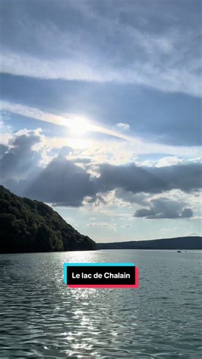 Le Lac de Chalain, près de Doucier, est le rendez-vous de tous les visiteurs et les Jurassiens. C’est le plus grand lac naturel du Jura. Il dispose de 2 plages surveillées en été seulement. Les parkings sont maintenant payants en haute-saison depuis quelques années! Les activités possibles sont multiples: baignade, pédalo, paddle, canoë, pêche, balades en cheval avec le centre équestre ou même encore le vol en ULM. Possibilité de faire le tour du lac en randonnée ou en vélo. Petits snacks présen