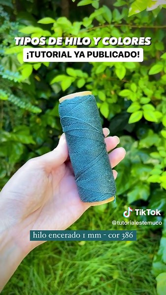 Busca tus piedras y aprende a hacer este engarce con un tejido trenzado ✨ ¿te animas? . #macrame #macramê #micromacrame #macramemakers #micromacramejewelry #makramee #micromacramenecklace #makrameeliebe #macrameart #makrameeschmuck #collardehilo #macramenecklace #necklacetutorial #macramestone #gemstones #gemstonejewelry #stoneart #stonenecklace #piedranatural #collarconpiedras #diycrafts