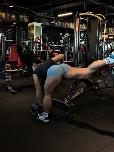 LET'S GET A NICE GLUTE PUMP GOING WITH THESE DEADLIFTS‼ 💯 🍑