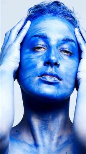💙Blue body paint transforms in stop motion.