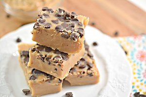 374 reactions · 1.6K shares | Creamy dreamy keto fudge with all natural peanut butter and Lily's Sugar Free Chips! PRINTABLE RECIPE HERE: https://howtothisandthat.com/keto-pb-chocolate-chip-fudge/ | Simple Keto Recipes | Facebook