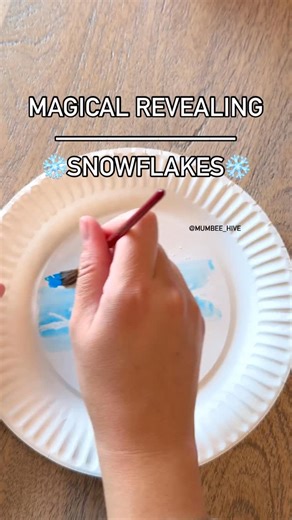 Magic revealing snowflake art! Using a white crayon, paper plate and water colours! Save to try! #kidsactivities #winter #crafts #art | mumbee_hive