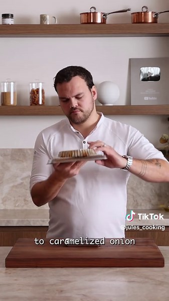 We’re going to make a lovely onion & mustard tart dish! 🧅 It’s the fourth Christmas episode and I love this one! It’s a gluten free buckwheat tart with caramelized onion, a mustard sauce, sweet & sour pearl onions, brioche and toasted & puffed mustard seeds 🎄 Find a full tutorial on my YouTube channel “Jules Cooking” 🙌🏼 Link in my bio & story #julescooking #recipe