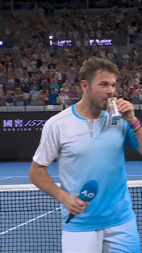 Piwko na fajrant 🍻 Stan Wawrinka na koniec swojej kariery w Australian Open wspólnie z dyrektorem turnieju Craigiem Tileyem wzniósł toast za wspaniałe dwie dekady występów w Melbourne. ✨ 𝑺𝑻𝑨𝑵 𝑻𝑯𝑬 𝑴𝑨𝑵 ✨ #AusOpen #AO26 | Eurosport Polska