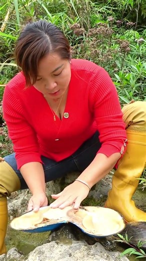 Find a clam in the rapids and open it. There are many pearls inside #pearl #pearlhunter #fishing