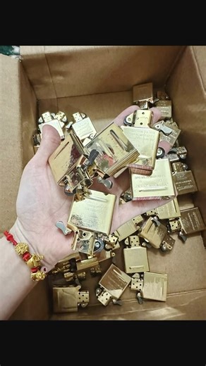 Zippo có nhất thiết vỏ phải trùng ruột? ❌ Nhiều AE đang hiểu chưa đúng về vấn đề này. ‼️ Theo tiêu chuẩn qui trình sản xuất, Zippo sản xuất vỏ và các chi tiết phụ kiện của bật lửa riêng biệt như: ruột, bấc, đá, bông, bánh xe, búa cam… Thông thường số lượng ruột sẽ được sản xuất nhiều hơn nhằm phục vụ cho công tác bảo hành sửa chữa. Tất cả các thành phần sẽ được đưa vào hệ thống dây chuyền tự động để lắp ráp hoàn thành bật lửa, trong quá trình lắp ráp sẽ có trường hợp bật lửa có vỏ và ruột không 