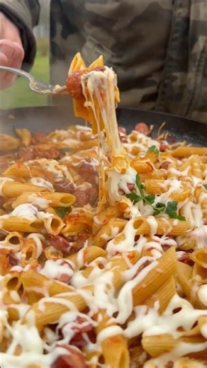 Макароны с копчеными колбасками на сковороде #макароны #колбаски #рецепты