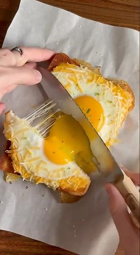 Recette rapide et facile : pain de mie, fromage, œuf à la poêle.