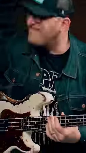 Every bassist knows the feeling of first picking up the bass and being at a total loss for where to start. That said, there are plenty of beginner-level songs that you can learn how to play with just a few notes, and ‘90s music boasts no shortage of them. Over on our YouTube channel we're breaking down 7 iconic '90s bass lines that are easy to learn, even if you’re just starting out. Follow our link in bio for the full video! 🔗🔥 | ScottsBassLessons.com