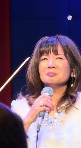 『誰も予想してなかった...お礼の後に奇跡が起きた両手の投げキッス💋桑田靖子』▶️