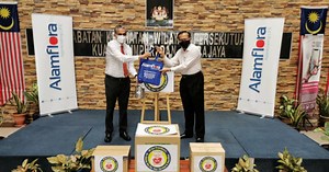 Alam Flora edar 1,100 pek prihatin kepada barisan hadapan | Harian Metro