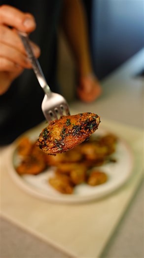 Crispy Butter Garlic Potatoes. Recipe ↓ #potatoes #dinner #dinnerideas #recipe #potatorecipe