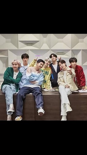 Casual Fashion Lookbook Featuring Diverse Outfits