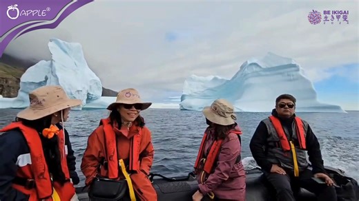 Qeqertarsuaq stands out as a one-of-a-kind gem in all of Greenland. ✨ Embark on an exhilarating Zodiac cruise alongside towering icebergs, where you'll be mesmerized by the striking reddish-black mountains and the breathtaking basalt rock formations, artfully sculpted by volcanic forces. 🌋 Qeqertarsuaq 在格陵兰岛中堪称一颗璀璨的明珠，独特而迷人。✨ 乘坐橡皮艇，穿梭在巍峨的冰山之间，尽情领略红黑交织的壮丽山脉，以及由火山之力精雕细琢的玄武岩石柱，视觉的震撼让你无法忘怀。🌋 Book now 马上预订 👇 13D10N THE ENCHANTING DISKO BAY - GREENLAND'S MAGNIFICENT NATURE 冰川秘境の迪斯科湾 格陵兰岛“世界的尽头” htt