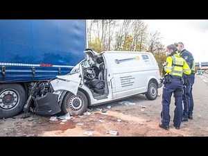 21.11.2022 - Transporter kollidiert mit stehendem Sattelzug