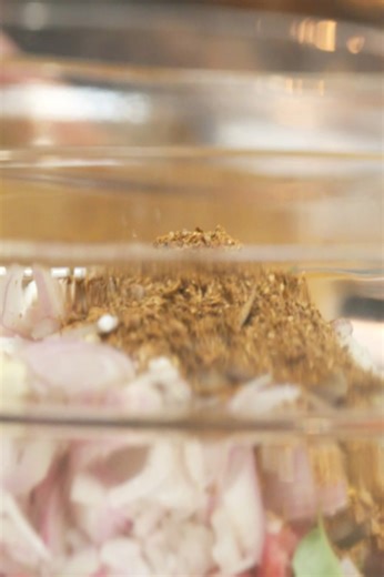 Cabra rústica marinada em iogurte com gengibre e malaguetas