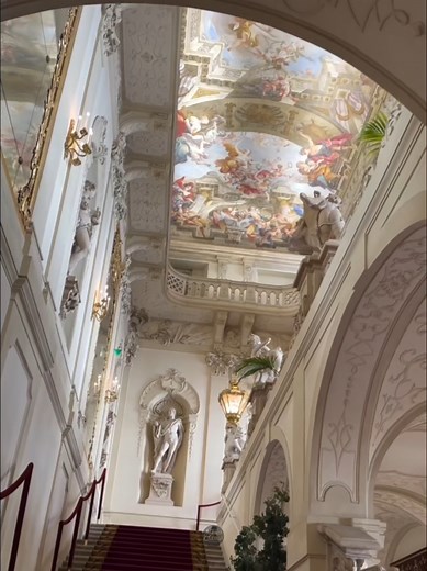 Palladio, es una famosa suite para orquesta de cuerdas compuesta por el galés Karl Jenkins en 1995, inspirada en la arquitectura del renacentista Andrea Palladio. La obra, que evoca la armonía y proporción clásica, destaca por su estilo concerto grosso en tres movimientos, siendo el primero muy popular en publicidad y televisión por su ritmo enérgico y cuerdas staccato. #classics #karljenkins #palladio