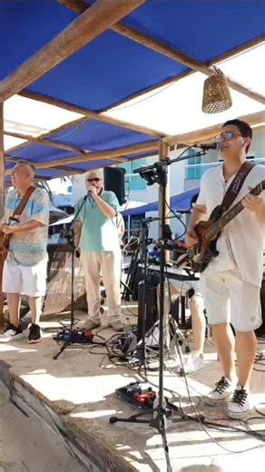 Banda Time Machine on Instagram: "Que estreia! 🎉 A Banda Timemachine levou uma trilha sonora fantástica e muita alegria na @alizecumbuco – Cumbuco. Energia contagiante, público animado e participação mais que especial , mostrando que o clima era de festa total! 📲 Agenda aberta para eventos e shows. . #BandaTimemachine #EstreiaDeSucesso #PousadaAlizé #Cumbuco #Flashback Anos80"