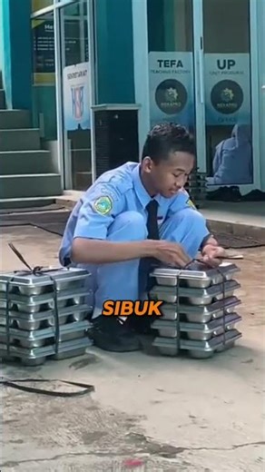 Satu Siswa Bekerja Sendiri, Teman-Temannya Sibuk Main Game.