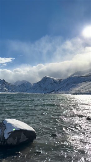 Here’s a peep at Grant Lake between the two storm cycles we just had. It’s absolutely a sight to behold! ❄️💙🌊 Plan your Winter visit now! | June Lake Loop