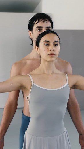 ✨ Bach meets ballet. David Fray’s performance of Bach's Orchestral Suite No. 3 meets John Neumeier’s choreography in a dialogue of music and dance. Part of Baroque Encores, Fray’s new album celebrating the vitality of the Baroque. Enjoy the full video on YouTube: https://youtu.be/riiAX6blmUA?si=uOPZgT6vSbnpaQtV Dancers: Almudena Izquierdo, Giuseppe Conte @hamburgballet Film and Direction by @kiranwest & John Neumeier #Bach #PianoMusic #Baroque #BaroqueMusic | Warner Classics & Erato