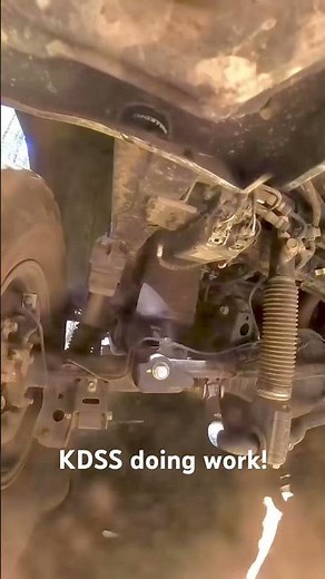 Toyota’s KDSS suspension flexing. #gx460 #landcruiser #prado #4runner #toyota #suspension