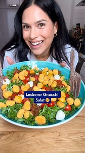 Dieser Gnocchi Salat ist auf jeder Geburtstagsparty der Hit. 🥗 Gnocchi mal anders - und zwar im Salat. Probiere es doch mal aus! Rezept: • 500g Rucola • 1 Pck. Gnocchi (mit Öl, Salz, Pfeffer & Paprikapulver würzen) • Cherrytomaten • Getrocknete Tomaten Für das Dressing: • 40 ml Olivenöl • 20 ml Mövenpick Aceto Balsamico di Modena I.G.P. • 2 TL Senf • 2 TL Agavendicksaft oder Honig • Salz & Pfeffer Guten Appetit! 😍 #movenpickfinefood #besttaste #bestergeschmack #movenpickessig #partysnack #gnoc