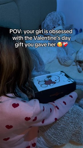 She can’t stop hugging it 🫶🥰 🫂 #giftidea #giftforher #valentinesday #snoopy #giftideas My girlfriend absolutely loved the snoopy breathing plush I gave her as a Valentine’s Day gift 🥹🤍