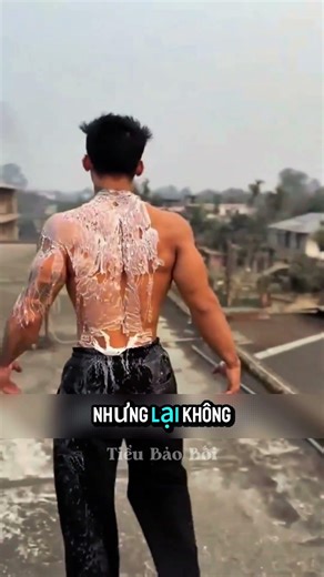 Vì sao người đàn ông này lại đổ sáp nóng lên người #shorts