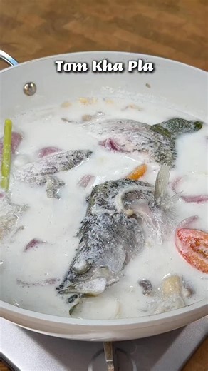 Sedap Giler 😭 Resepi Tom Kha Pla confirm sedap ! (Save dulu) Resepi : • Ikan (apa2 ikan pun ok) • ⁠Lengkuas - 6 hirisan • ⁠Serai 3 btg (ketuk) • ⁠Bawang Putih 6 biji (ketuk) • ⁠Bawang Merah 1 biji • ⁠Akar Ketumbar 1 btg • ⁠Daun Limau Purut 5 helai Masak • ⁠Masukan bahan diatas • Air • ⁠Santan 1 kotak • ⁠Cendawan (pilihan) • ⁠Ikan • ⁠Tomato 1 biji • ⁠Cili Merah / Hijau byk • ⁠Sos Ikan 1 sdm • ⁠Garam • ⁠Gula Merah • ⁠Perah Limau nipis • ⁠daun ketumbar -Jom Follow saya utk byk lagi resepi menarik 