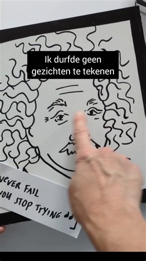Jarenlang tekende ik geen gezichten. Te scheef. Te lelijk. Te raar. Tot ik een paar trucjes leerde en merkte dat het helemaal niet zo moeilijk was als ik dacht. Ik leerde om iemand karakter te vangen met een paar simpele lijnen en ontdekte dat 'mislukte' gezichten juist de leukste zijn! Ik laat het je zien in de online minicursus Sketchy Faces (±45 min). Je leert portretjes tekenen, zonder dat het perfect hoeft. Gun jezelf het plezier in gezichten tekenen en de toestemming om lekker te klungelen