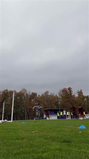 Dernier entraînement de la semaine pour nos Diables rouges. Sérieux, détermination et esprit d’équipe au rendez-vous de cette belle semaine de travail ! 💪 #TeamFCR #Rouen #Normandie #FCR1899 | Football Club de Rouen 1899