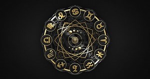 Reloj de zodiaco dorado hecho a mano en zoom de primer plano. Y la segunda parte como un ciclo interminable de signos zodiacos giratorios. Dos partes en un video de 4k.