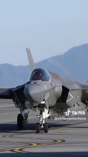 Lockheed Martin F-35C 🇺🇲🇯🇵 Lightning II เครื่องบินขับไล่ล่องหนเจเนอเรชันที่ 5 ของกองทัพเรือสหรัฐฯ (US Navy) จากฝูงบิน VFA-147 ขณะปฏิบัติการที่ฐานทัพอิวาคุนิ ประเทศญี่ปุ่น