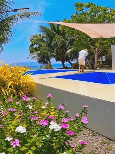 wow!! ganda ng infinity Pool sa gilid ng dagat.