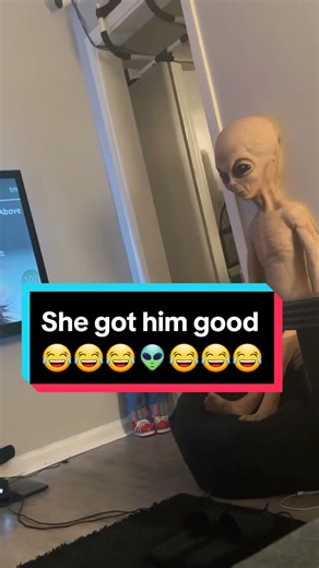 She got him 😂😂😂 #viralvideo #tiktok #trending #foryourepage #fyf #fyp #holloween #scarytiktoks #scared #prank #alien #relationship #boyfriend #girlfriend #mma #boxing