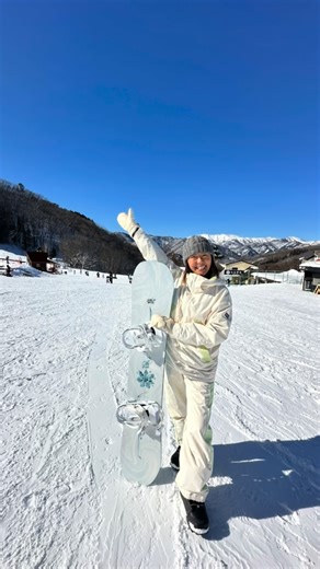 田中 律子 on Instagram: "去年から始めたスノボ🏂（30年ぶりかな） 54歳からの雪山チャレンジ💪🏽 今季もチャレンジスタート🙌🏼☃️🏂 ついにマイボードもSALOMON @salomon_japan でゲットーーーー🤩怪我しないよう、ビビりながら、少しずつ頑張りまーす☃️ 🏂 @salomon_japan ウェア☃️ @roxyjapan thanks @hodaigi.ski @tkenjiiiiiii #salomon #snowboard #roxy #ほうだいぎスキー場 #高野さんけんじありがとう"