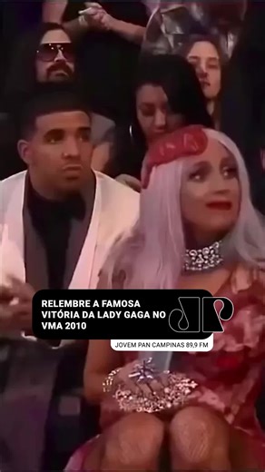O VMA de 2010 foi muito marcante para Lady Gaga, e o motivo vai além do famoso vestido que a cantora usou na premiação... Gaga teve 13 indicações, e um dos momentos memoráveis foi a reação de Florence Welch ao Cher anunciar a nova-iorquina como vencedora da categoria "Vídeo do Ano" no VMA de 2010. Parecia que era ela quem tinha sido premiada! #jovempancampinas #ladygaga #vma #cher #florencewelch | Jovem Pan Campinas