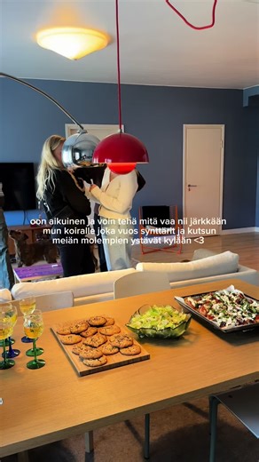 Menulla oli maksalaatikkoa (koiruille) ja pelti-munakoiso-iskenderiä, saldee, miso-tahini-keksejä ja pavlovaa (ihmisille) 🫶🏼 korkattiin myös sima-kausi koska ihan just on vappu!! 🎈 #juhlat #brunssi #synttärit #koira #menu