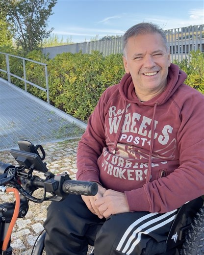 It’s not just a simple motorization kit for manual wheelchairs. ➤ It’s Trekking Power: powerful, responsive, and safe. The Trekking Power rear motorization system transforms a manual wheelchair into an electric one, offering a new dimension of autonomy and freedom. As shown in this video by Angelo Finini, a long-time Triride user, the Trekking Power kit adds strength and power to every wheel. Designed to handle climbs, dirt paths, sand, and urban roads with ease, the Trekking Power motorization