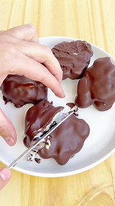 100 días de postres saludables y fáciles 4/100 Bocaditos de yogurt y arándanos con chocolateNecesitas - 1 taza de arándanos - 1 taza de yogurt - syrup sin azúcar o endulzante al gusto - 100 gr de chocolate oscuro al 70%- 1 cucharilla de aceite de coco Preparación En un bowl poner el yogurt, arándanos y syrup sin azúcar. Mezclar y hacer bolitas con una cuchara y poner sobre papel mantequilla, congelar y luego derretir el chocolate con el aceite de coco, bañar los bocaditos y listo! Disfruta! #rec