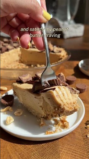 It’s way too hot to turn on the oven, so we’re making this no-bake peanut butter pie instead 😍 It’s