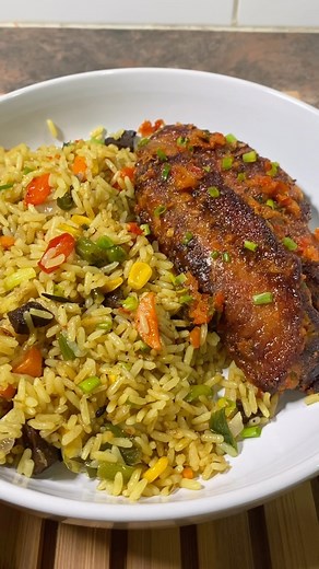 Izunna Dike on Instagram: "Here is my easy Nigerian Fried Recipe that any guy or girl can cook and impress with. You can’t fail if you follow these 3 easy steps: 1. Boil the rice in the chicken stock 2. Fry all your essential veggies 3. Mix the rice with the fried veggies. Main Veggies list: Green and Red bell peppers Green beans Carrots Spring onions Onions Garlic Sweet corn Fresh Pepper/scotch bonnet I add cabbage sometimes"